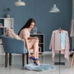 Relaxdays Valet Stand for Jackets & Trousers, H x W x D: 112 x 47 x 20 cm, Steel & Wood, Freestanding Breastfeeding Valet, Black/Brown - Image 3